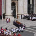 La bara di Papa Francesco viene trasportata in Piazza San Pietro per i funerali