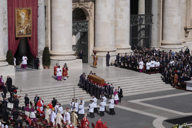 La bara di Papa Francesco viene trasportata in Piazza San Pietro per i funerali