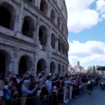 Funerali Papa Francesco, il corteo funebre davanti al Colosseo