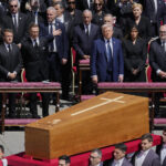 Il presidente americano Donald Trump ed il presidente francese Emanuel Macron in occasione del Funerale di Papa Francesco in Piazza San Pietro - Città del Vaticano