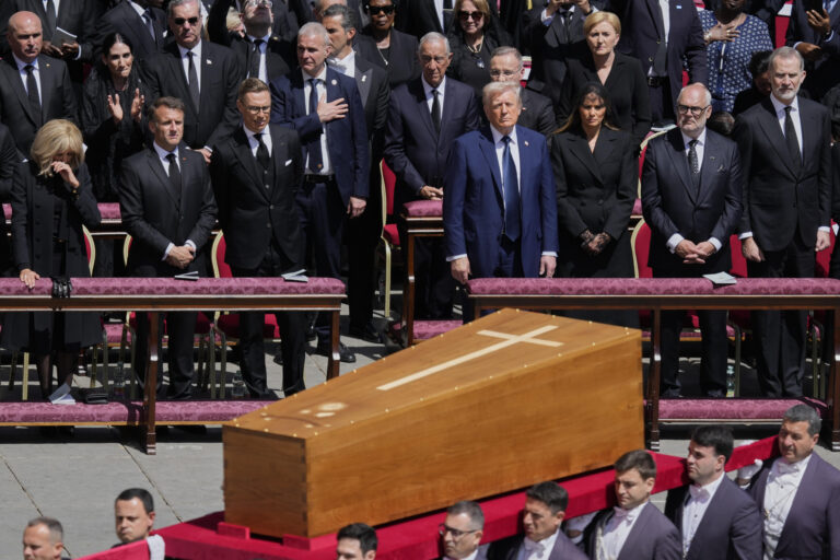 Il presidente americano Donald Trump ed il presidente francese Emanuel Macron in occasione del Funerale di Papa Francesco in Piazza San Pietro - Città del Vaticano