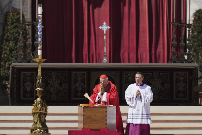 Cardinale Giovanni Battista Re celebra i funerali di Papa Francesco