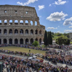 La bara di Papa Francesco davanti al Colosseo dopo i funerali