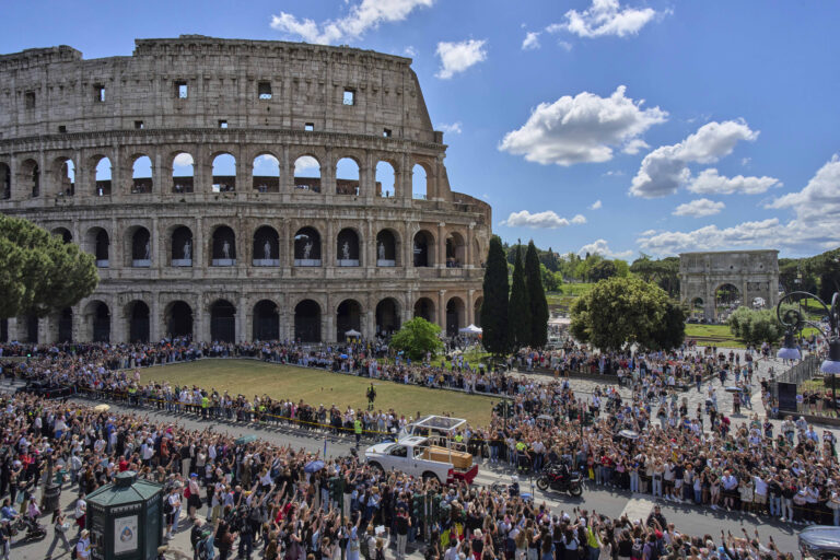 La bara di Papa Francesco davanti al Colosseo dopo i funerali