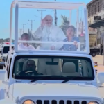 Papamobile usata da Bergoglio gira a Timor Est con il suo cartonato nel giorno dei funerali