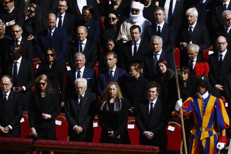 Il presidente della Repubblica Sergio Mattarella con le maggiori cariche dello Stato in occasione del Funerale di Papa Francesco