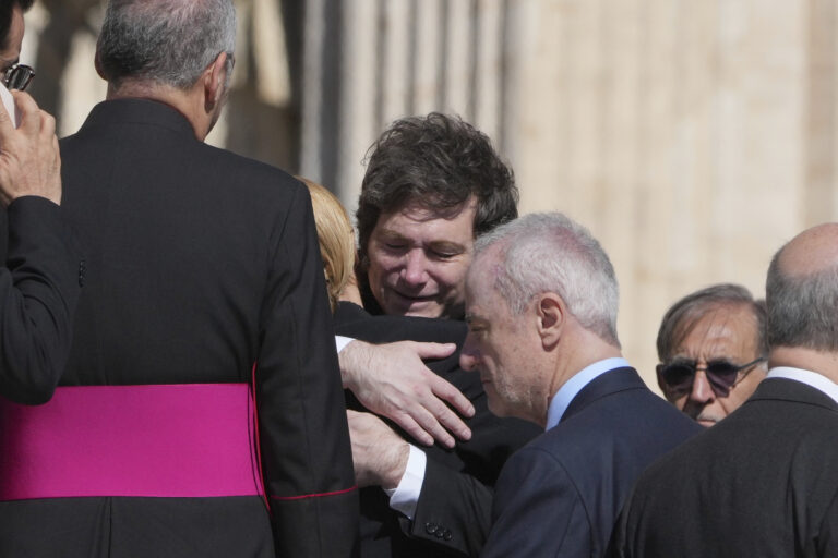 Funerali di Papa Francesco, le lacrime del presidente argentino Milei