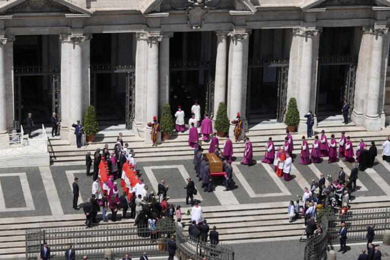 Funerali Papa Francesco, la bara all'ingresso di Santa Maria Maggiore