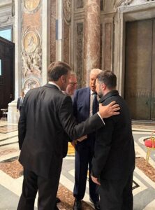 Starmer Zelensky, Macron e Trump in San Pietro
