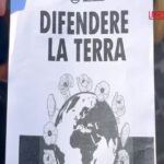 Extinction Rebellion, attivisti srotolano striscione su ponte Vittorio Emanuele a Roma