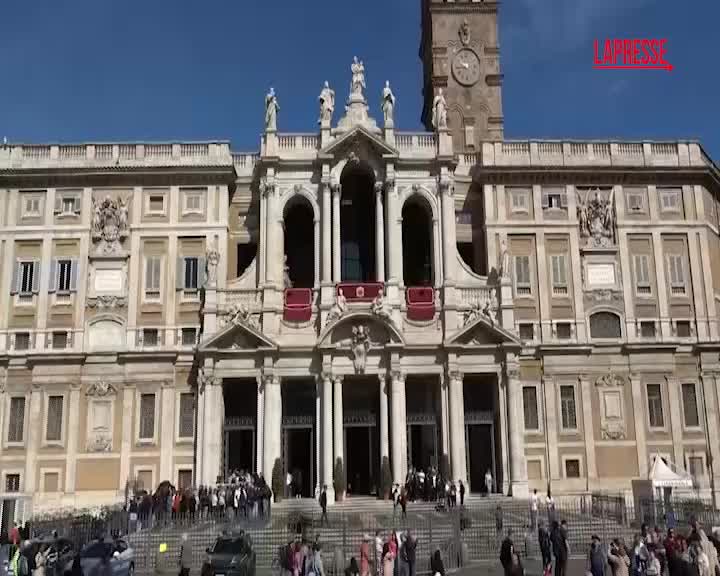 Papa Francesco, folla di fedeli a Santa Maria Maggiore Papa Francesco, folla di fedeli a Santa Maria Maggiore