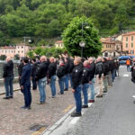 Saluti romani a Dongo, antifascisti cantano ‘Bella Ciao’