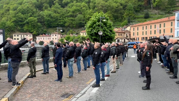 Saluti romani a Dongo, antifascisti cantano ‘Bella Ciao’