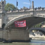 Extinction Rebellion, attivisti srotolano striscione su ponte Vittorio Emanuele a Roma