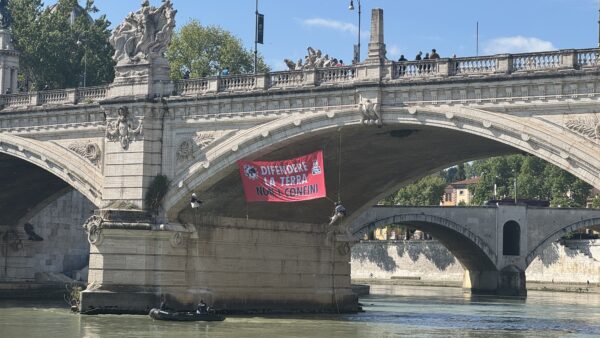 Extinction Rebellion, attivisti srotolano striscione su ponte Vittorio Emanuele a Roma