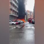 Torino: rogo auto coinvolge palazzo vicino, evacuato l’edificio