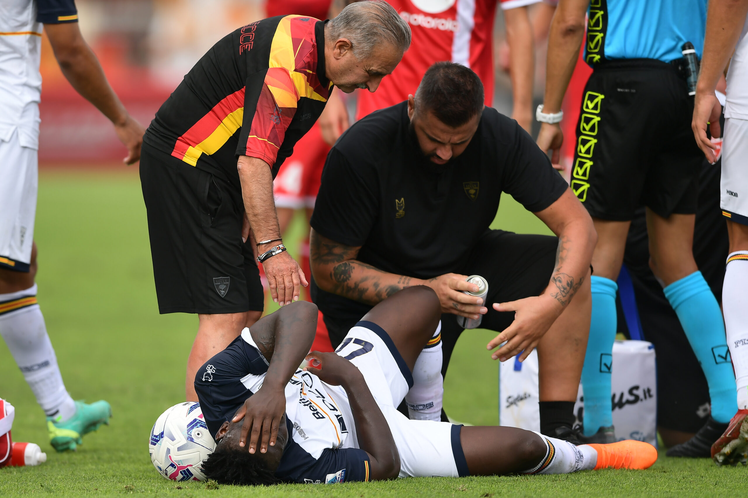 Atalanta-Lecce, la protesta dei salentini: in campo con maglia senza loghi. Ecco perché