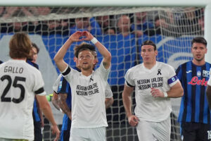 Jesper Karlsson del Lecce esulta dopo il gol del vantaggio contro l'Atalanta nel match del 27 aprile e dedica la rete al fisioterapista Graziano Fiorita, scomparso improvvisamente
