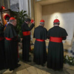 Papa Francesco, l’omaggio dei fedeli a Santa Maria Maggiore. Parolin: “Ci rivolge abbraccio dal cielo”