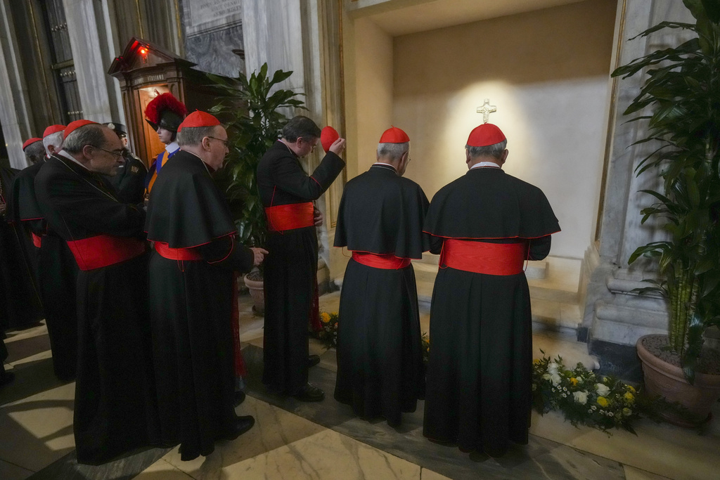 Papa Francesco, l’omaggio dei fedeli a Santa Maria Maggiore. Parolin: “Ci rivolge abbraccio dal cielo”