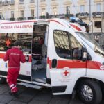 Fermo, 13enne precipita dal balcone