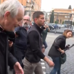 Conclave 2025, il cardinale Zuppi scherza con i giornalisti