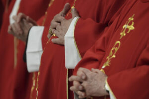 Cardinali partecipano a una messa in Vaticano in ricordo di Papa Francesco. Il 7 maggio prenderà il via il Conclave
