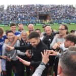 Cesc Fabregas festeggia insieme alla squadra la salvezza del Como, ottenuta matematicamente con la vittoria sul Genoa nella 34esima di Serie A
