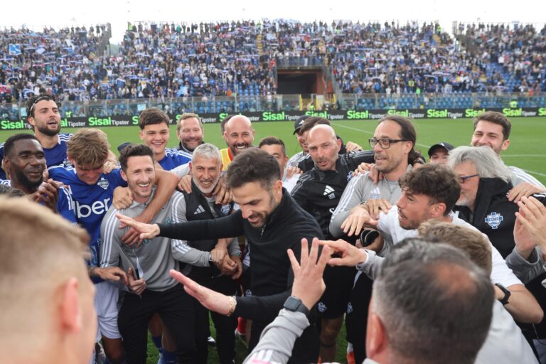 Cesc Fabregas festeggia insieme alla squadra la salvezza del Como, ottenuta matematicamente con la vittoria sul Genoa nella 34esima di Serie A