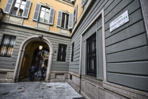 Piazzetta Cuccia, la sede di Mediobanca a Milano
