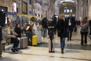 Passeggeri in stazione a Milano durante uno sciopero dei treni nel 2024