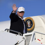 Trump: “Mi sto divertendo molto, governo il Paese e il mondo”