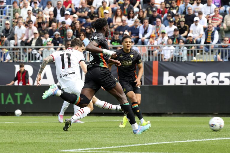 Il gol di Christian Pulisic nella vittoria per 0-2 del Milan a Venezia nella 34esima di Serie A