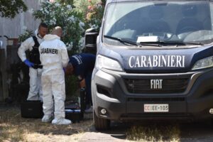 Carabinieri della Scientifica. A Legnano è stato fermato un 29enne per l'omicidio della 35enne Vasilica Potincu, uccisa in un appartamento a coltellate