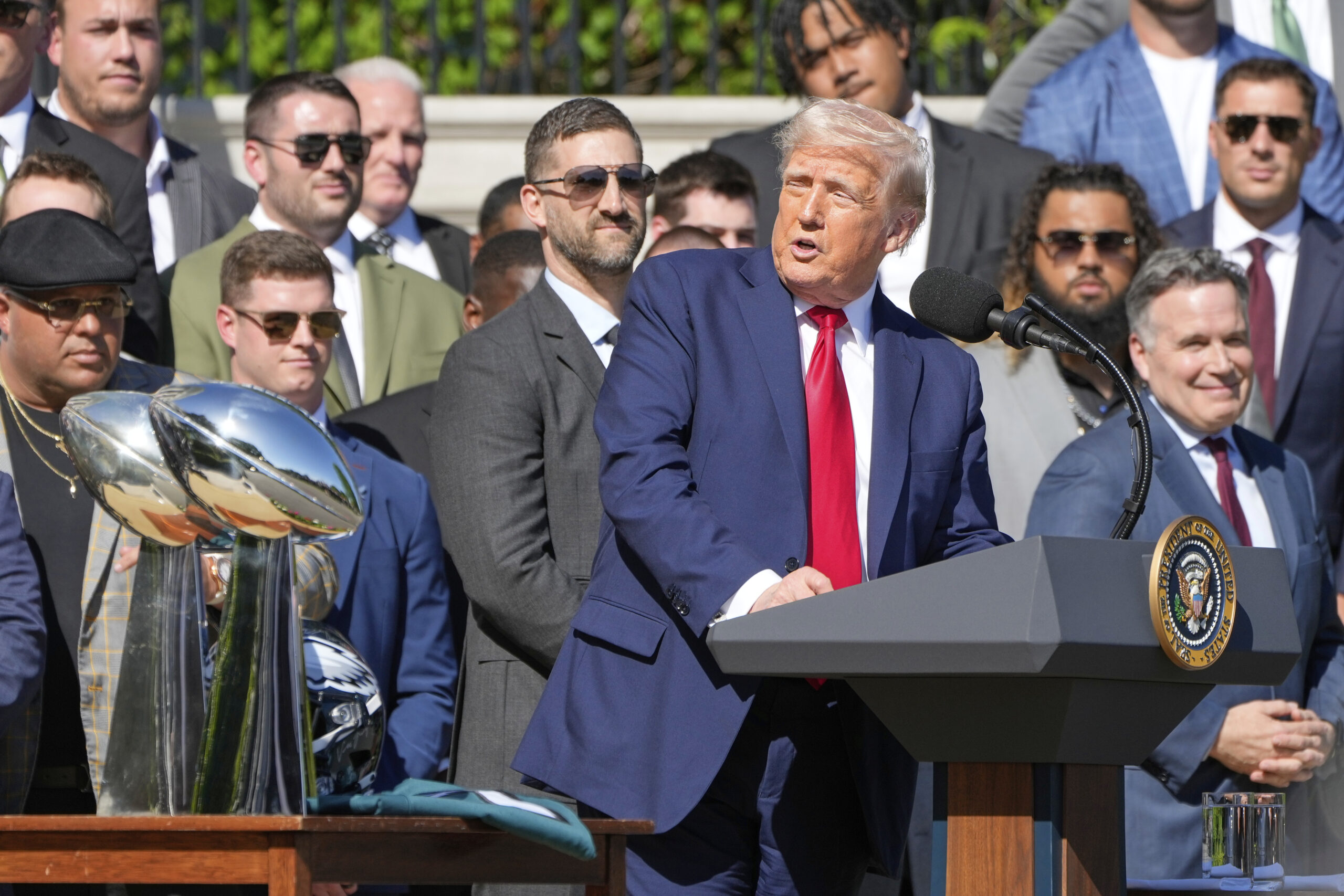 Dazi, Trump intende attenuare quelli sulle auto. Ma non arretra sulla Cina: “Merita tariffe al 145%”