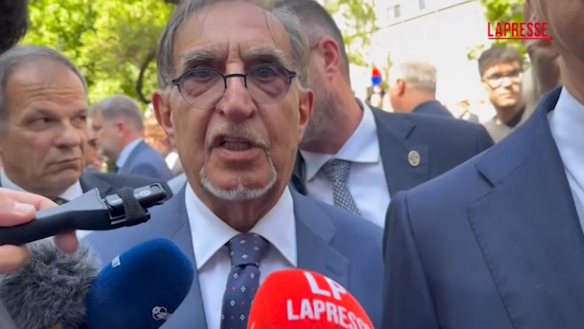 VIDEO Sergio Ramelli, La Russa battibecca coi giornalisti: “Non parlo dei saluti romani, è strumentalizzazione” VIDEO Sergio Ramelli, La Russa battibecca coi giornalisti: “Non parlo dei saluti romani, è strumentalizzazione”