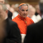Conclave, Becciu si ritira: “Obbedisco a Papa Francesco ma sono innocente”