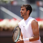 Atp Madrid 2025, Musetti batte Tsitsipas. Berrettini si ritira