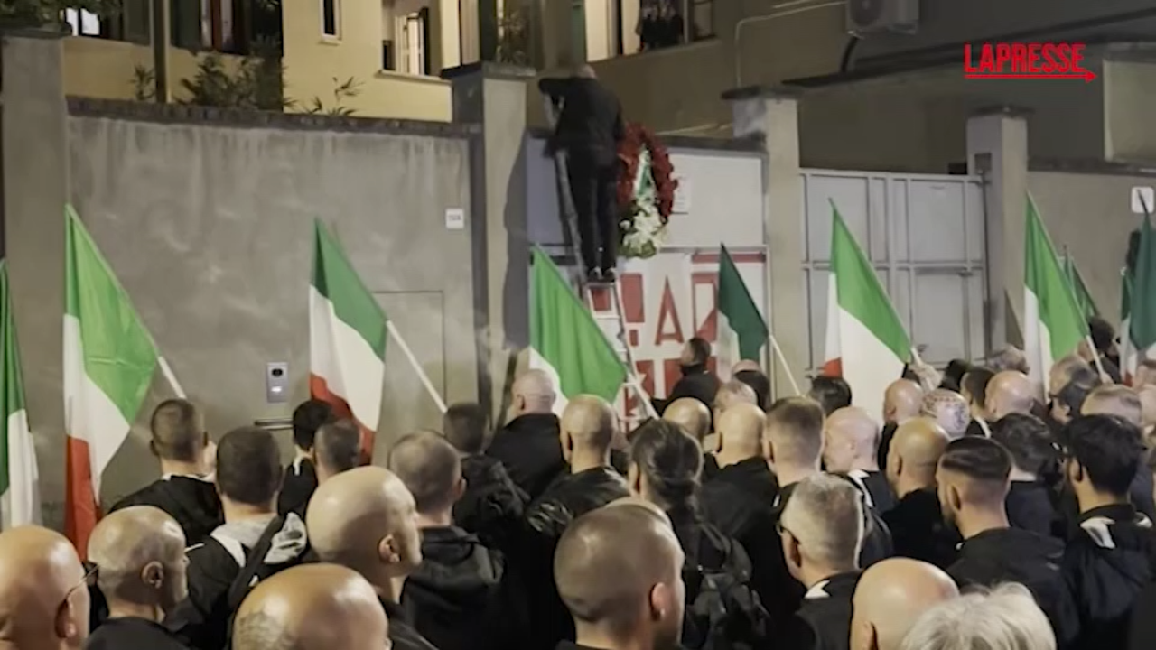 Milano, parte ‘Bella Ciao’ durante i saluti romani per Ramelli: momenti di tensione Milano, parte ‘Bella Ciao’ durante i saluti romani per Ramelli: momenti di tensione