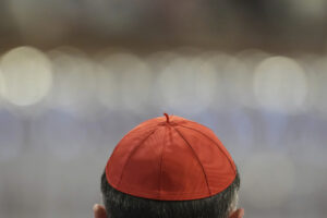 La testa, vista da dietro, di uno dei cardinali che parteciperanno al Conclave al via il 7 maggio