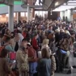 Blackout Spagna, pendolari in attesa: caos alla stazione di Madrid