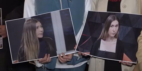 La giornalista ucraina Viktoria Roshchina, morta sotto custodia russa, in alcune foto mostrate durante una manifestazione in suo favore