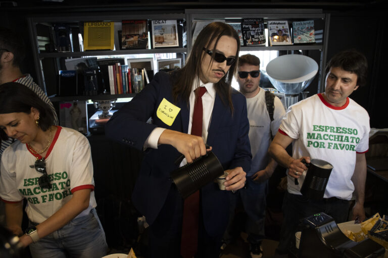 Tommy Cash, l’esibizione di ‘Espresso Macchiato’ a Milano in 5 foto