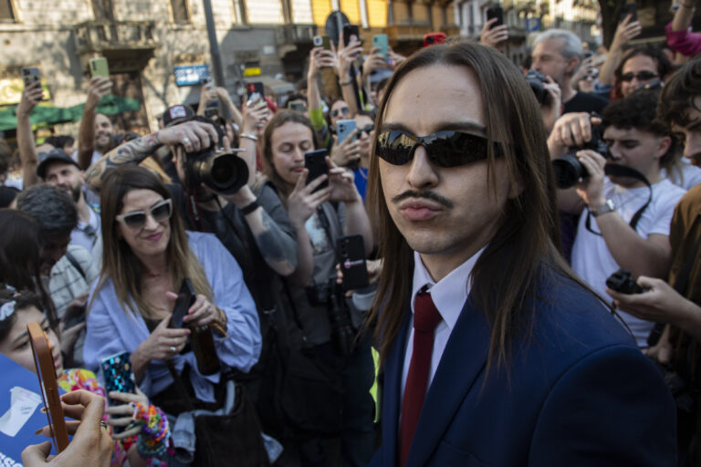 Tommy Cash, l’esibizione di ‘Espresso Macchiato’ a Milano in 5 foto