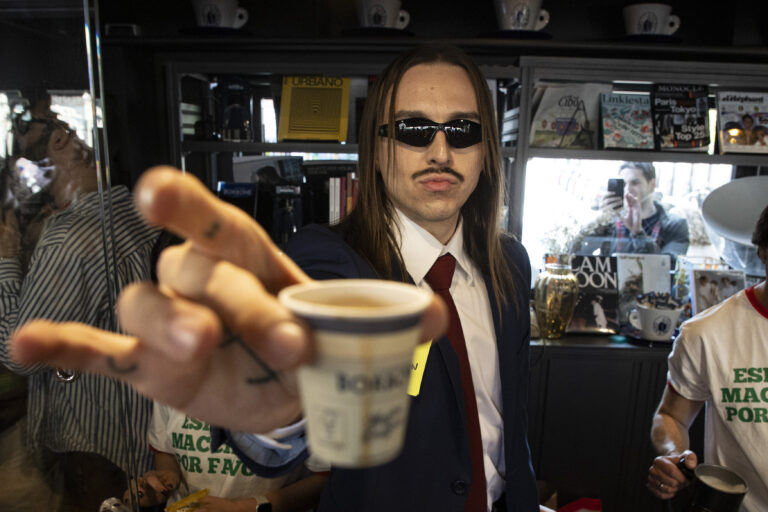Tommy Cash, l’esibizione di ‘Espresso Macchiato’ a Milano in 5 foto