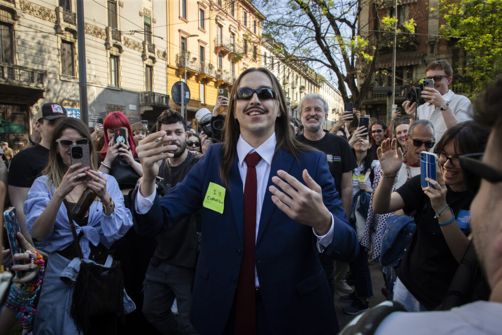 Galleria foto 'Tommy Cash, l’esibizione di ‘Espresso Macchiato’ a Milano in 5 foto' - foto 2