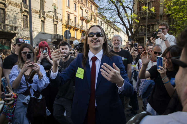 Tommy Cash, l’esibizione di ‘Espresso Macchiato’ a Milano in 5 foto