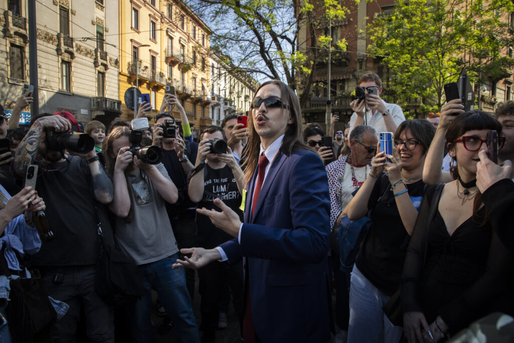 Galleria foto 'Tommy Cash, l’esibizione di ‘Espresso Macchiato’ a Milano in 5 foto' - foto 3