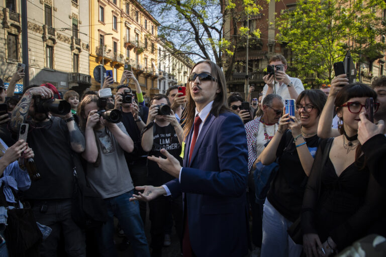Tommy Cash, l’esibizione di ‘Espresso Macchiato’ a Milano in 5 foto