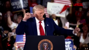 Usa, Trump chiude il comizio dei 100 giorni con la “Trump Dance”